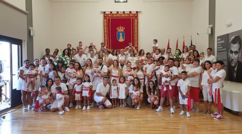 Lerin El Ayuntamiento de Lerín recibió en el salón de plenos a los lerineses y lerinesas nacidos entre agosto de 2019 y julio de 2022, que vivirán sus primeras fiestas patronales