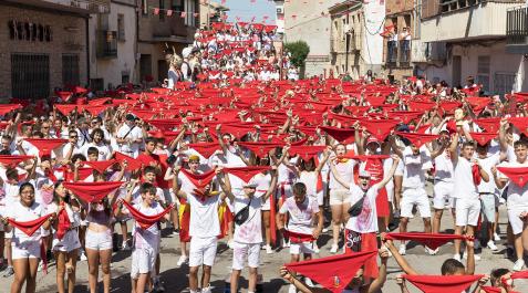 Cabanillas Cientos de cabanilleros de todas las edades se dieron cita este lunes 15 de agosto en la plaza del Ayuntamiento para presenciar el lanzamiento del cohete