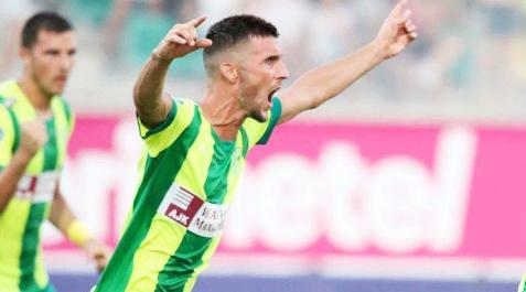 Oier Oier, celebrando con la camiseta del AEK Larnaca
