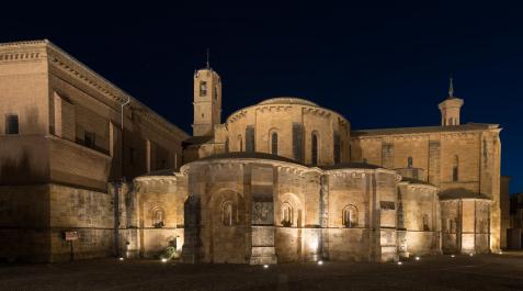 fitero monasterio Foto nocturna de la plaza de los Ábsides de Fitero, desde la que se ve el monasterio en todo su esplendor