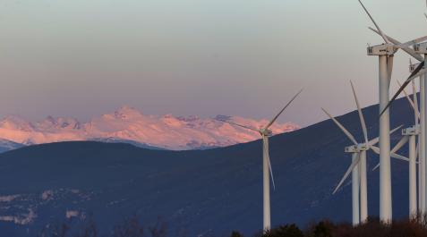 Parque eólico de Aibar con los Pirineos nevados, al fondo, en una imagen tomada el pasado mes de marzo. Parque eólico de Aibar con los Pirineos nevados, al fondo, en una imagen tomada el pasado mes de marzo.