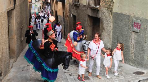 Vecinos y comitiva encaran la recta final de la subida a la iglesia. Vecinos y comitiva encaran la recta final de la subida a la iglesia.