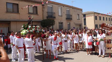 Los vecinos de Cabanillas acompañan a San Roque, cuya imagen es portada por los quintos de 1975 y 1976. Los vecinos de Cabanillas acompañan a San Roque, cuya imagen es portada por los quintos de 1975 y 1976.