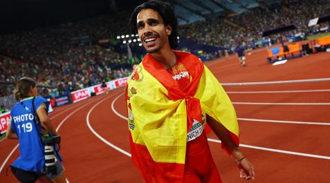 Katir Mohamed Katir celebra su segundo puesto en la final de los 5.000 metros