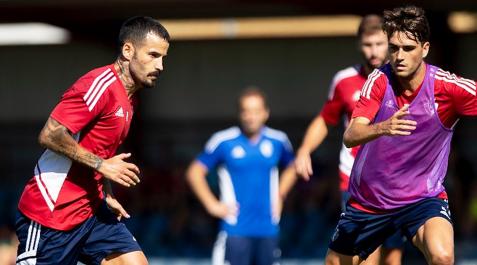RGarcia Rubén García intenta sortear a Javi Martínez durante el entrenamiento de este miércoles