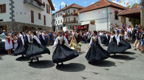 Los trajes de salacencas pudieron verse, de nuevo, por las calles de Jaurrieta Los trajes de salacencas pudieron verse, de nuevo, por las calles de Jaurrieta