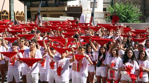 Valtierra Varios jóvenes aguardan, con sus pañuelos rojos en alto, al lanzamiento del cohete anunciador del inicio de las fiestas de Valtierra