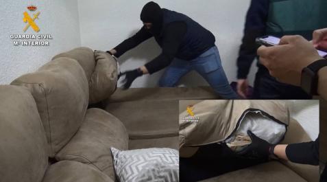 Los arrestados guardaban el dinero efectivo oculto dentro de los sofás. Los arrestados guardaban el dinero efectivo oculto dentro de los sofás.