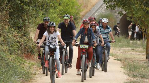 María Chivite visita la ruta ciclable entre Villatuerta y Estella La presidenta de Navarra, María Chivite; la directora general de Transportes y Movilidad Sostenible, Berta Miranda; la alcaldesa de Villatuerta, Mª José Calvo, y el alcalde de Estella, Koldo Leoz, durante su visita a la ruta ciclable que conecta ambas localidades