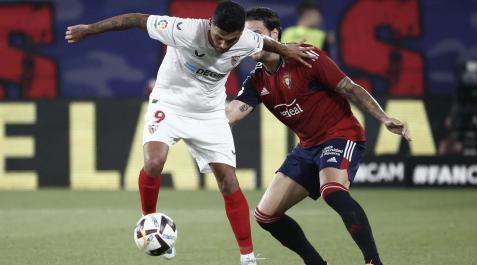 tecatito El extremo mexicano del Sevilla, Jesús 'Tecatito' Corona, intenta escaparse de Juan Cruz (Osasuna) en el primer partido de la Liga en el Sadar.