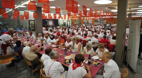 El salón del centro cívico se llenó para albergar la comida del día de los mayores Tafalla