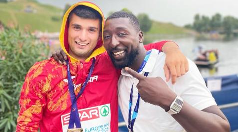 AsieryFran Asier Martïnez con la medalla de oro al cuello y su entrenador, François Beoringyan
