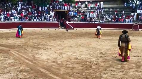 GalloTafalla Los tres diestros se dirigen a por el gallo en la plaza de Tafalla