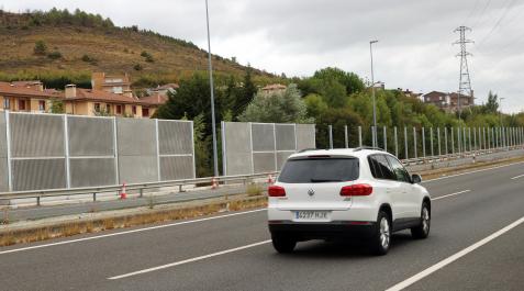 Un vehículo circula por la ronda, en Artica, donde ha comenzado la instalación de pantallas Artica