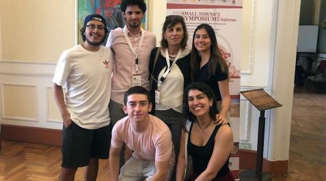 Alumnos de la Universidad de Navarra que realizan prácticas en Italia. Posan junto a la directora del proyecto KiNESIS, Johanna Monti, profesora de la Universidad de Nápoles L'Orientale Alumnos de la Universidad de Navarra que realizan prácticas en Italia. Posan junto a la directora del proyecto KiNESIS, Johanna Monti, profesora de la Universidad de Nápoles L'Orientale