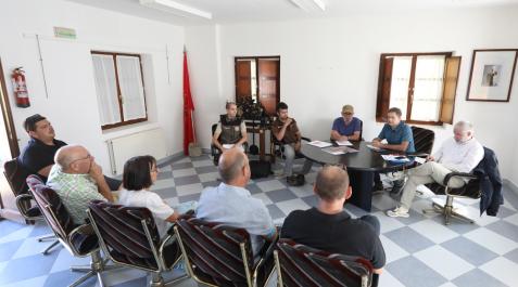 Reunión de Medio Ambiente con las entidades locales afectadas por los incendios Un momento de la reunión entre Medio Ambiente y alcaldes de las localidades afectadas por el fuego