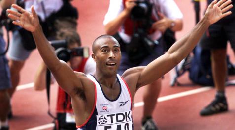 CJackson Colin Jackson celebra una victoria en una cita en Sevilla en agosto del año 1999