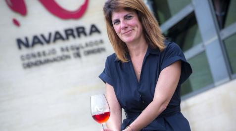 EArraiza Elena Arraiza Armendáriz, nueva gerente de la Denominación de Origen Navarra, con una copa delante de la sede del Consejo Regulador.