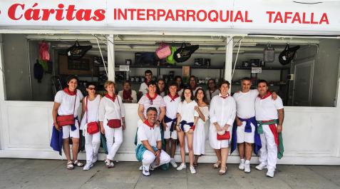 Parte de los voluntarios que estos días se colocan tras el mostrador de la tómbola de Cáritas en Tafalla Tafalla