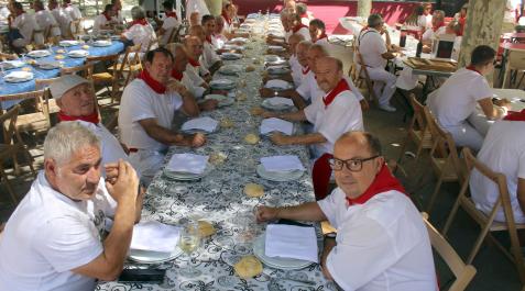 Un grupo de hombres que participó en la comida que se celebró en la plaza de San Francisco Javier Monteagudo