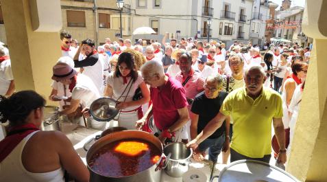 Numerosas personas recogen las pochas para la comida Lerín