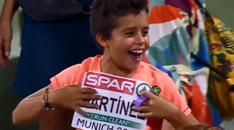 niño El pequeño fan se coloca el dorsal de Asier Martínez