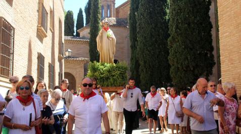La imagen de San Bernardo, con el pañuelo de fiestas al cuello, encabeza la procesión. La imagen de San Bernardo, con el pañuelo de fiestas al cuello, encabeza la procesión