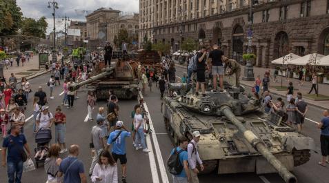 tanques-rusos-kiev Tanques rusos destruidos expuestos en el centro de Kiev