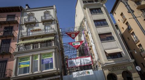 Parcela apuntalada en la que se levantará el nuevo edificio Plaza del Castillo