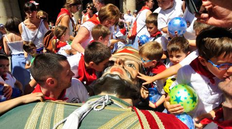 Un grupo de niños se despide de la figura de uno de los gigantes entre besos y caricias cuando los miembros de la comparsa lo tumbaron antes de guardarlos. Un grupo de niños se despide de la figura de uno de los gigantes entre besos y caricias cuando los miembros de la comparsa lo tumbaron antes de guardarlos