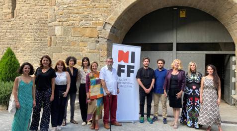 Premiados en la gala del festival NIFF Desde la izq.: Marina González Fortuño (Melitón Student Films por Agua); Paula Serra y Victoria Morell (premio Cima Navarra por Petricor); Nuria Muñoz y Eva Libertad (Melitón al mejor corto español por Sorda); Kontxi Unzueta e Iñaki Merino, protagonistas de Fantasía (Melitón al mejor largometraje iberoamericano), Diego Saníz (Melitón al mejor corto iberoamericano por Es mejor así); la actriz Amparo Climent (directora y actriz de Las cartas perdidas, Melitón a la mejor interpretación de largometraje); Francisco Vaquero (Melitón al mejor trabajo sobre cambio climático por Ganado o desierto); Isabel Ribote (recogió el Melitón de Oro al mejor largometraje por Big Giant Wave) y Amaia Merino, de Fantasía.