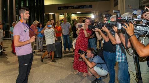 Un serio Asier Martínez aparecía por la puerta de llegadas en Noáin pasadas las 21:30 de ayer. Se vio sorprendido por muchas cámaras. Su familia esperó al fondo. Un serio Asier Martínez aparecía por la puerta de llegadas en Noáin pasadas las 21:30 de ayer. Se vio sorprendido por muchas cámaras. Su familia esperó al fondo.