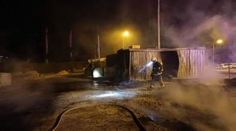 Bomberos, en el lugar del suceso. Bomberos, en el lugar del suceso.