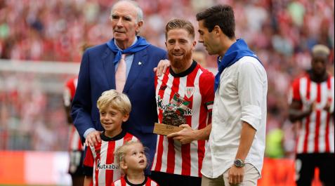 muniain-500-partidos Iker Munian recibe un simbólico trofeo para conmemorar los 500 partidos con el Athletic de manos de Markel Susaeta y junto a José Ángel Iribar y sus hijos