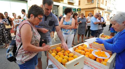 Los melocotones se vendieron en barcas de doce kilos cada una. En los puestos, además de comprar, se pudieron probar. Los melocotones se vendieron en barcas de doce kilos cada una. En los puestos, además de comprar, se pudieron probar.
