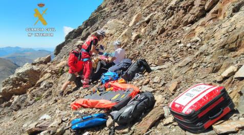 Rescate-guardia-civil-Pico-pez Especialistas de la Guardia Civil durante un rescate a otra montañera en los Pirineos (Huesca)