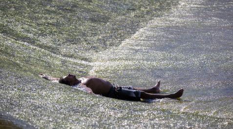 Un hombre se refresca junto a las pasarelas del río Arga el pasado 18 de julio en Pamplona. Un hombre se refresca junto a las pasarelas del río Arga el pasado 18 de julio en Pamplona.