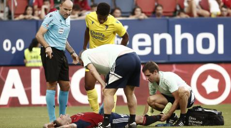 Rubén Peña, tendido en el suelo después de la carrera en la que evitó el claro remate de Lozano que podía haber sido el gol del empate. No pudo seguir en el partido Rubén Peña