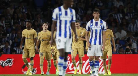 RealBarça Los jugadores de la Real Sociedad Alexander Isak y Robin Le Normand, cabizbajos tras uno de los tantos del Barcelona