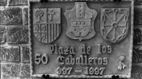 Placa que recuerda a los 50 cabalerros a la sombra de la iglesia de San Martín en Uncastillo (Zaragoza) 50 caballeros