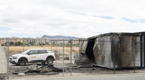 incendio-tx-sur Un coche de la constructora junto a los restos del incendio intencionado del pasado domingo