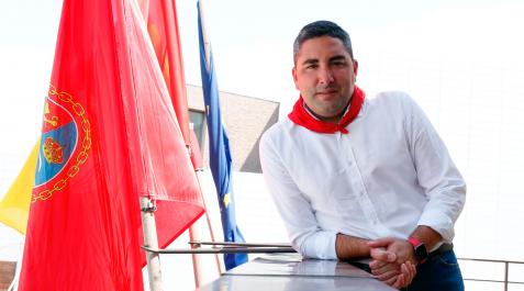 Tirso Calvo, alcalde de Ribaforada, posa antes del inicio de las fiestas de San Bartolomé. Tirso Calvo, alcalde de Ribaforada, posa antes del inicio de las fiestas de San Bartolomé