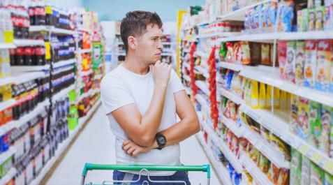 Cesta de la compra, supermercado Un hombre, haciendo la compra