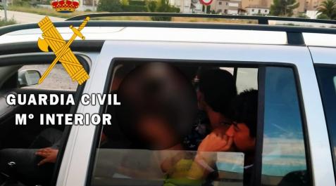 AzagraCoche El automóvil con exceso de pasaje parado en Azagra