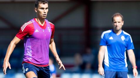 Torro Lucas Torró, observado opr Jagoba Arrasate durante el entrenamiento de Osasuna este martes 23 de agosto