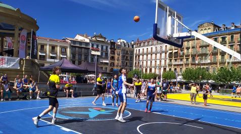 Circuito3x3 Imagen de uno de los partidos que se disputaron en el marco del circuito Plaza 3x3 CaixaBank