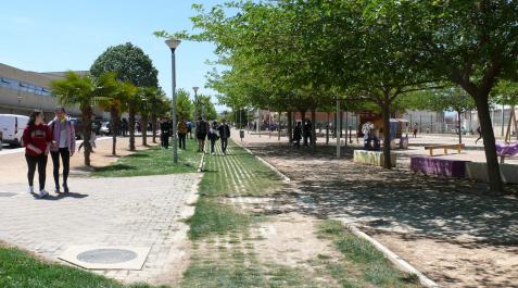 CINTRUENIGO01 A: VICKY BLANCO
F: 10/05/2022
P:
L: CINTRUENIGO
T: PARQUE EL GIGANTON DE CINTRUENIGO SOBRE LAS VIAS DEL TREN SORIA-CASTEJON