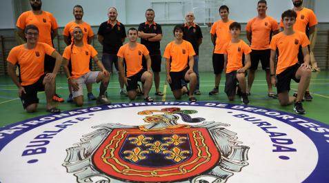 ENTRENADORES Y DIRECTIVOS DEL CLUB. Arriba (de izda. a dcha): Imanol Utrera, Asier Mendióroz, Carlos Sánchez, Javier Galván, José Rota, Xabier Undiano, Mikel Agos y Asier Espila. Abajo (izda a dcha): Sergio Agos, Adrián Trujillo, Raúl Ibañez, Adrián Beroi ENTRENADORES Y DIRECTIVOS DEL CLUB. Arriba (de izda. a dcha): Imanol Utrera, Asier Mendióroz, Carlos Sánchez, Javier Galván, José Rota, Xabier Undiano, Mikel Agos y Asier Espila. Abajo (izda a dcha): Sergio Agos, Adrián Trujillo, Raúl Ibañez, Adrián Beroiz, Arkaitz Urbiola y Lorentzo Molina.