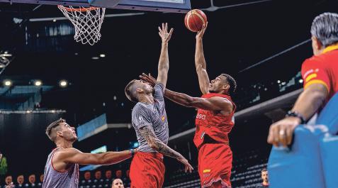seleccion-baloncesto-navarra-arena Sebas Saiz se eleva para lanzar ante la defensa de Juancho Hernangómez, con su hermano Willy, a sus espaldas, y ante la mirada de Scariolo