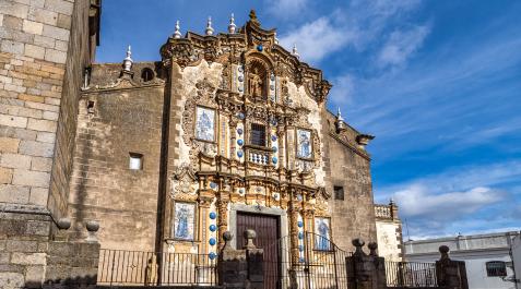 El santoral de hoy 24 de agosto recuerda a San Bartolomé. En la imagen, la iglesia de San Bartolomé en Jerez de los Caballeros (Badajoz) El santoral de hoy 24 de agosto recuerda a San Bartolomé. En la imagen, la iglesia de San Bartolomé en Jerez de los Caballeros (Badajoz)